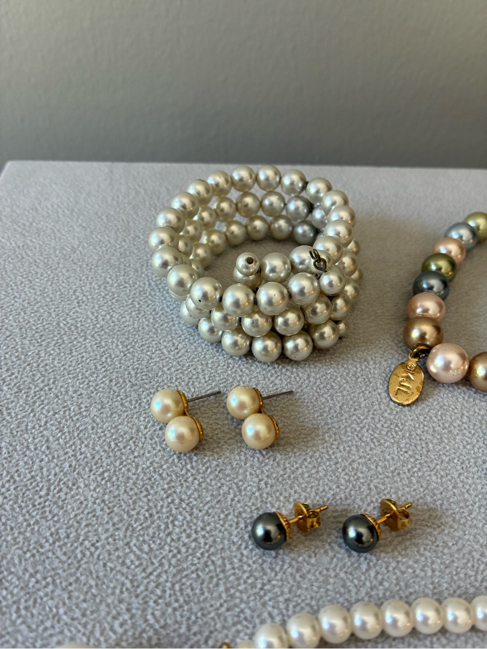 Vintage Faux Pearl Jewelry Lot, Earrings x 2, Bracelet x 2, Necklace x 2 - Picture 13 of 14